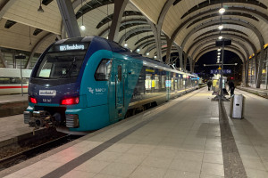 526 047 steht im Hauptbahnhof Kiel, aufgenommen am 04.02.2025.