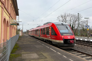 648 459 steht in Hailer-Meerholz, aufgenommen am 12.12.2024.