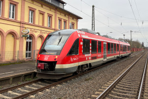 648 459 steht im Bahnhof Hailer-Meerholz, aufgenommen am 12.12.2024.