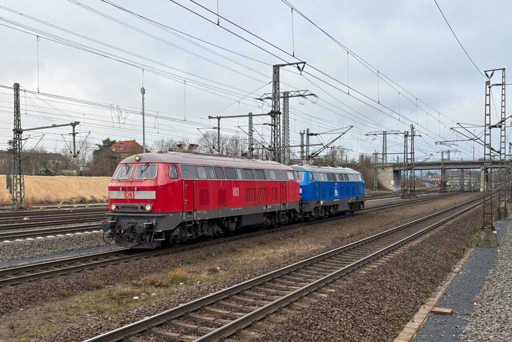 218 812 und eine weitere 218 durcheilen den Güterbahnhof Fulda, aufgenommen am 12.12.2024.