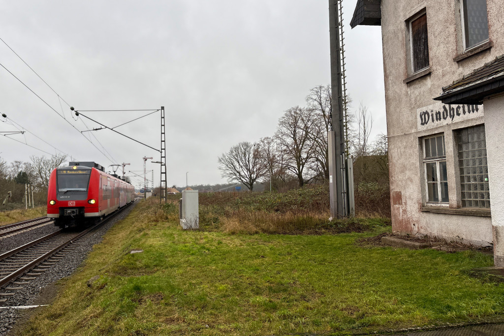 425 113 in Windheim auf der Natobahn, aufgenommen am 30.12.2024.