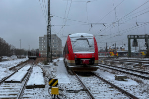 648 463 im verschneiten Bahnhof Gießen, aufgenommen am 05.01.2025.