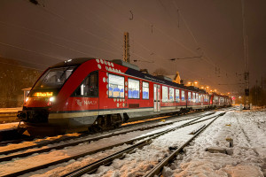 648 465 und zwei weitere 648 stehen im verschneiten Plettenberg auf der Ruhr-Sieg-Strecke, aufgenommen am 10.01.2025.