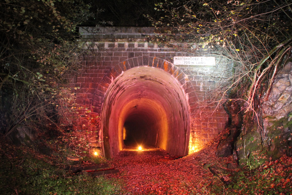 Mit einigen Lichtern erstrahle der Hartenroder Tunnel der stillgelegten Aar-Salzböde-Bahn in der Nacht vom 18.10.2015.