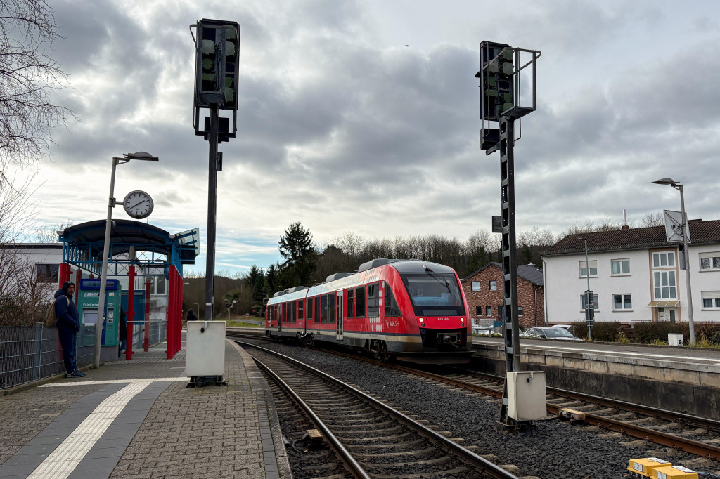 648 465 im Bahnhof Hornau auf der Frankfurt-Königsteiner-Eisenbahn, aufgenommen am 31.01.2025.