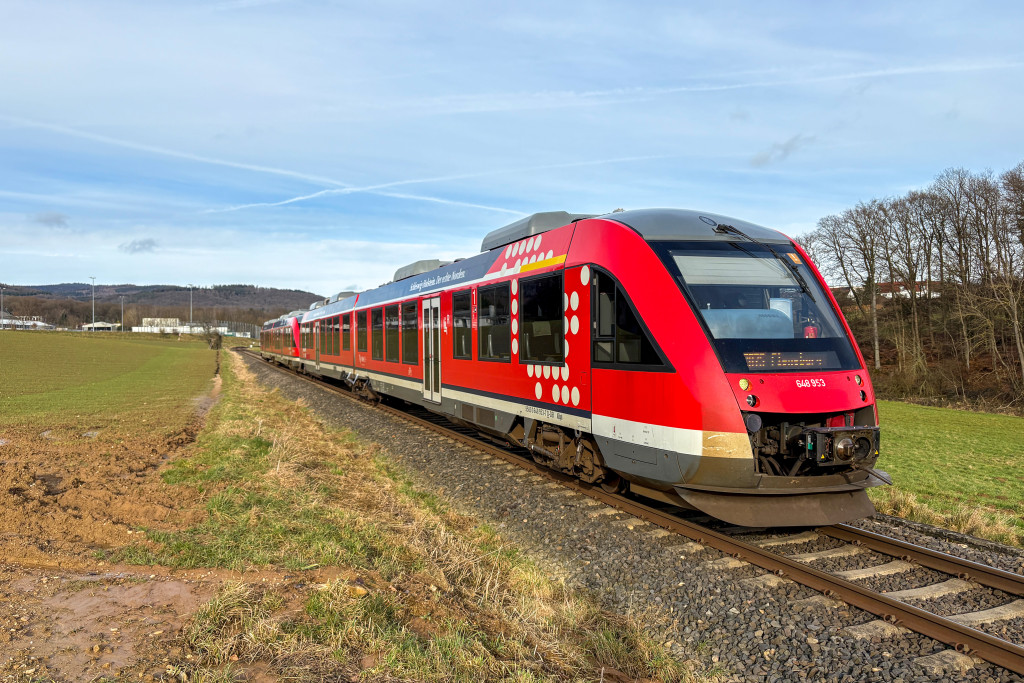 648 453 und ein weiterer 648 in der Nähe von Scheidhain auf der Frankfurt-Königsteiner-Eisenbahn, aufgenommen am 31.01.2025.