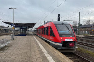 648 355 im Bahnhof Frankfurt-Stadion, aufgenommen am 05.12.2024.