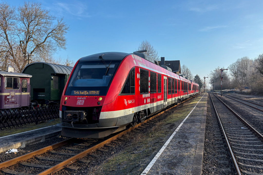 648 451 und 648 355 stehen in Wilsenroth auf der Oberwesterwaldbahn, aufgenommen am 21.01.2025.