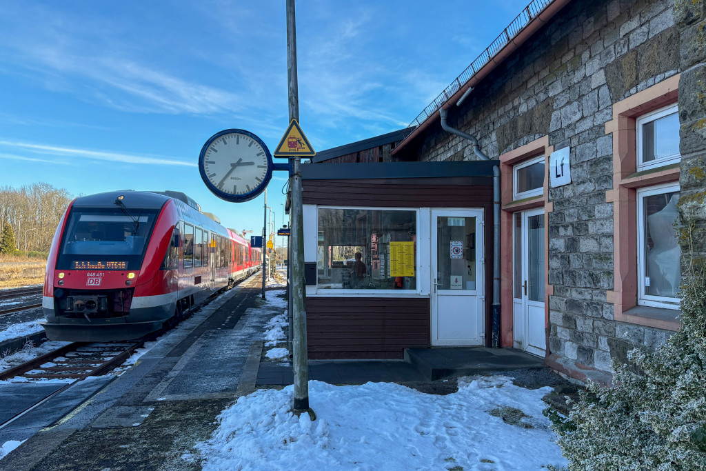 648 451 und 648 355 stehen im verschneiten Bahnhof Langenhahn auf der Oberwesterwaldbahn, aufgenommen am 21.01.2025.