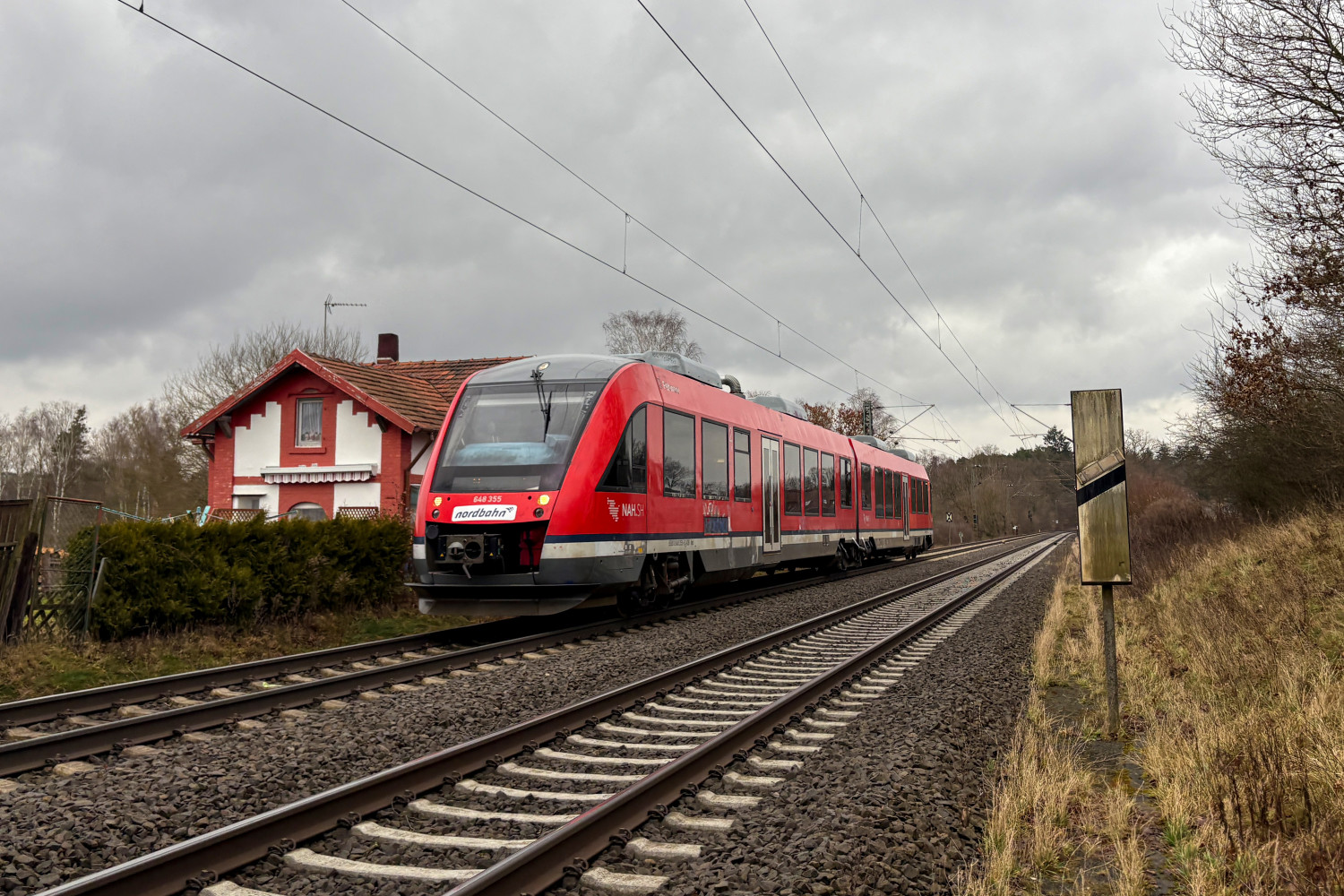 648 355 bei einem Bahnwärterhaus bei Neustadt auf der Main-Weser-Bahn, aufgenommen am 23.01.2025.