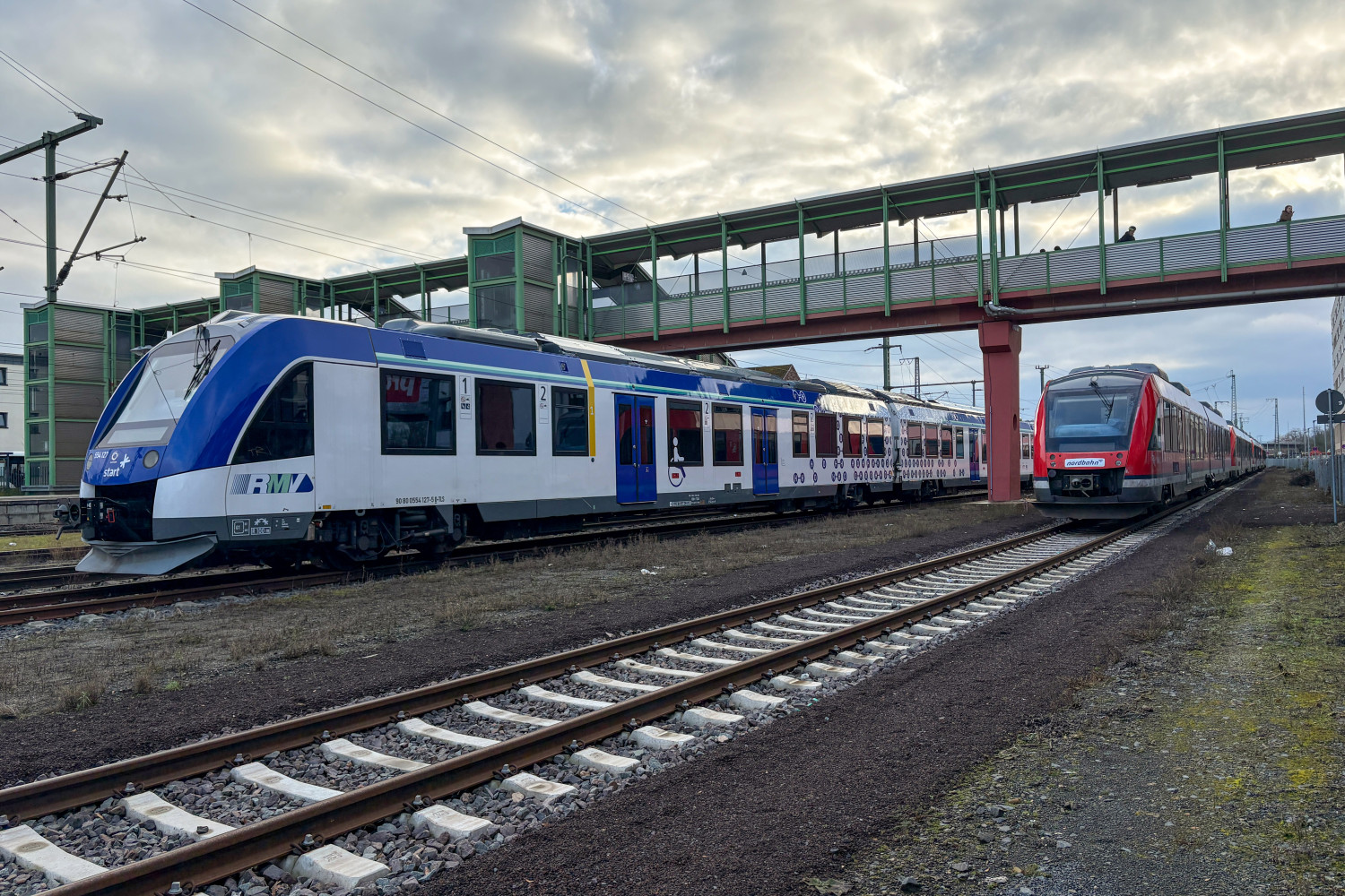 648 355 vor 554 127 im Bahnhof Gießen, aufgenommen am 23.01.2025.