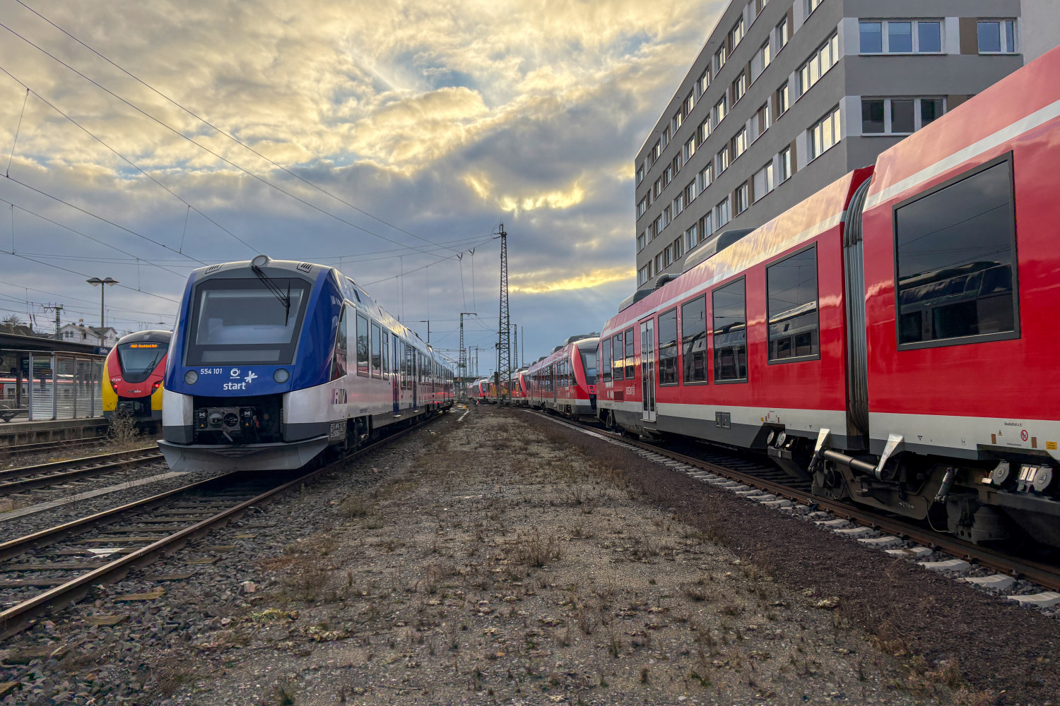 554 101 neben diversen 648-Triebwagen  im Bahnhof Gießen, aufgenommen am 23.01.2025.