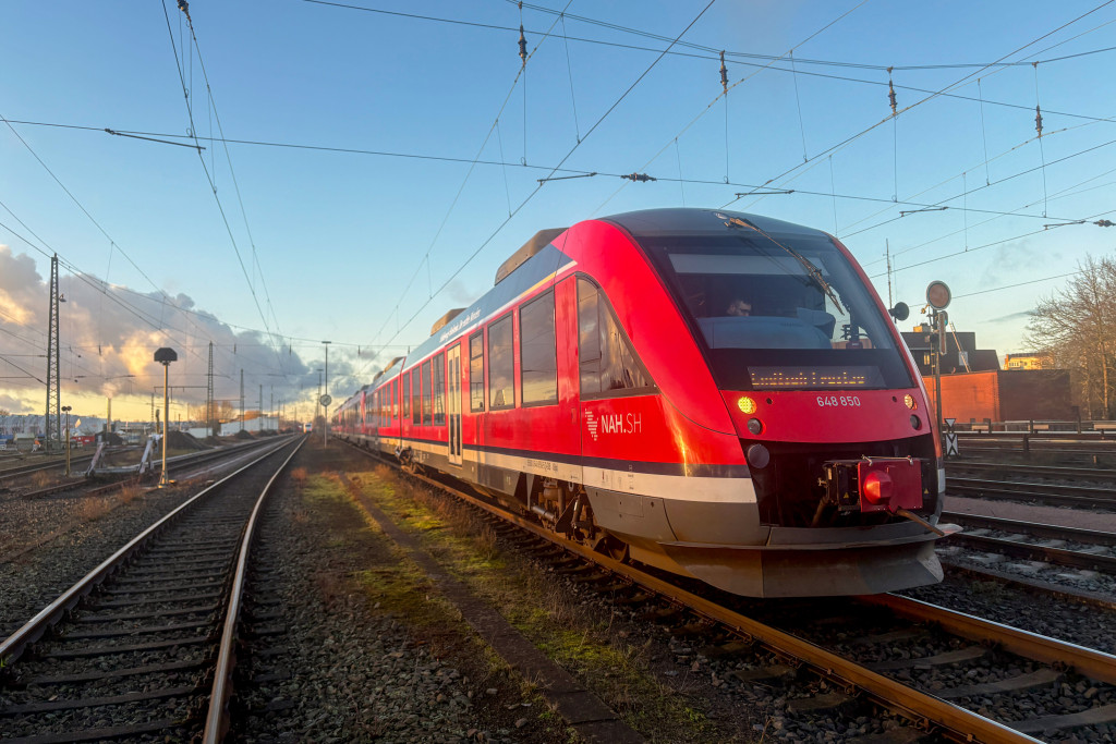 648 350 und zwei weitere 648 stehen im Bahnhof Hamburg-Eidelstädt, aufgenommen am 10.01.2025.