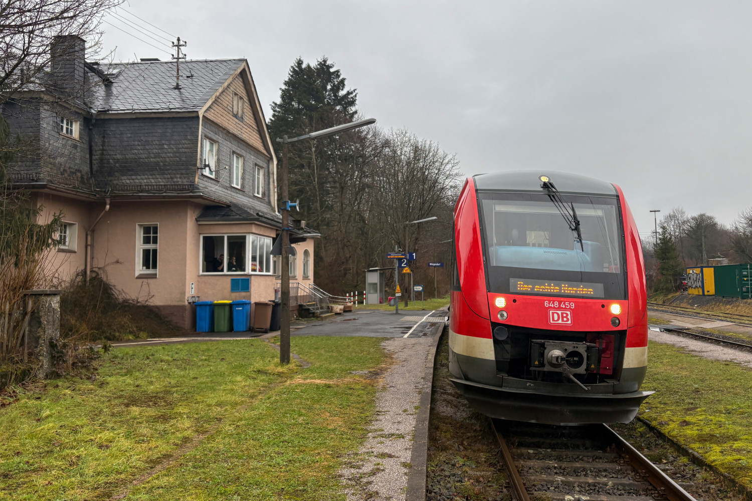 648 459 steht im Bahnhof Würgendorf auf der Hellertalbahn, aufgenommen am 30.01.2025.