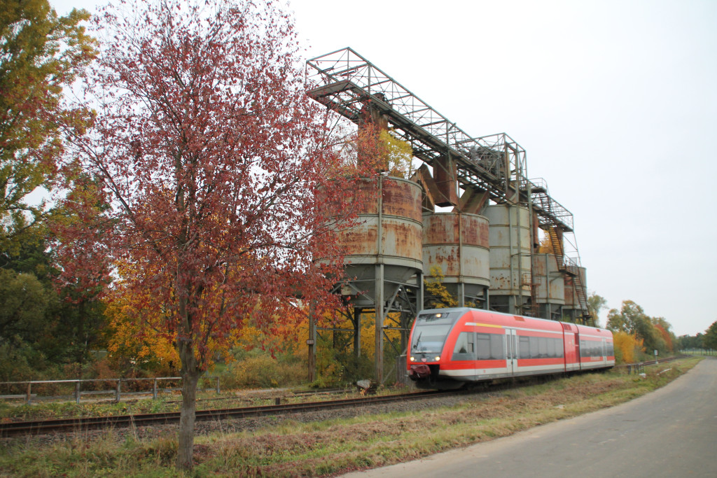 646 208 der Kurhessenbahn passiert eine alte Verladestation bei Fritzlar, aufgenommen am 24.10.2015.