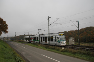 Eine RegioTram passiert einen Bahnübergang bei Altenbrunslar auf der Main-Weser-Bahn, aufgenommen am 24.10.2015.