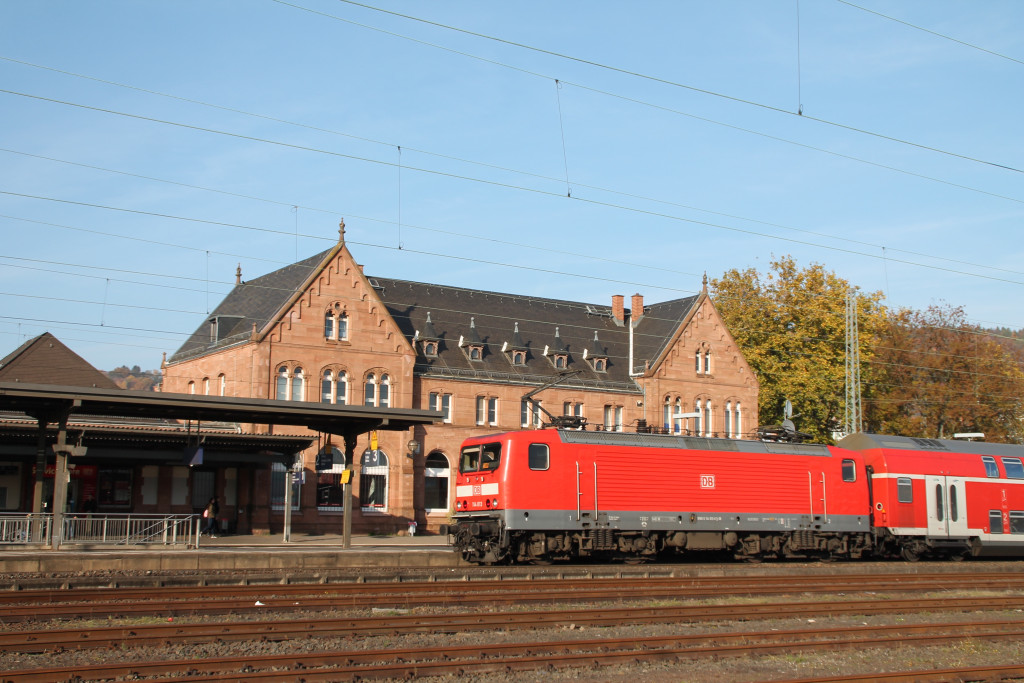 114 113 verlässt mit ihrer Regionalbahn aus Doppelstockwagen den Bahnhof Gelnhausen, aufgenommen am 31.10.2015.