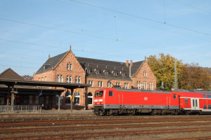 114 113 verlässt mit ihrer Regionalbahn aus Doppelstockwagen den Bahnhof Gelnhausen, aufgenommen am 31.10.2015.