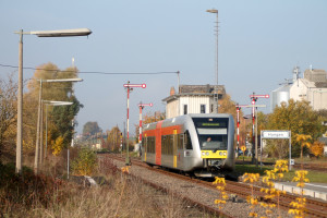 Ein GTW der HLB fährt am 31.10.2015 in den Bahnhof Hungen der Lahn-Kinzig-Bahn ein.