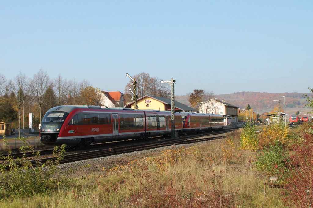 Zwei Desiros der DB verlassen am 31.10.2015 den Bahnhof Glauburg-Stockheim in Richtung Altenstadt.