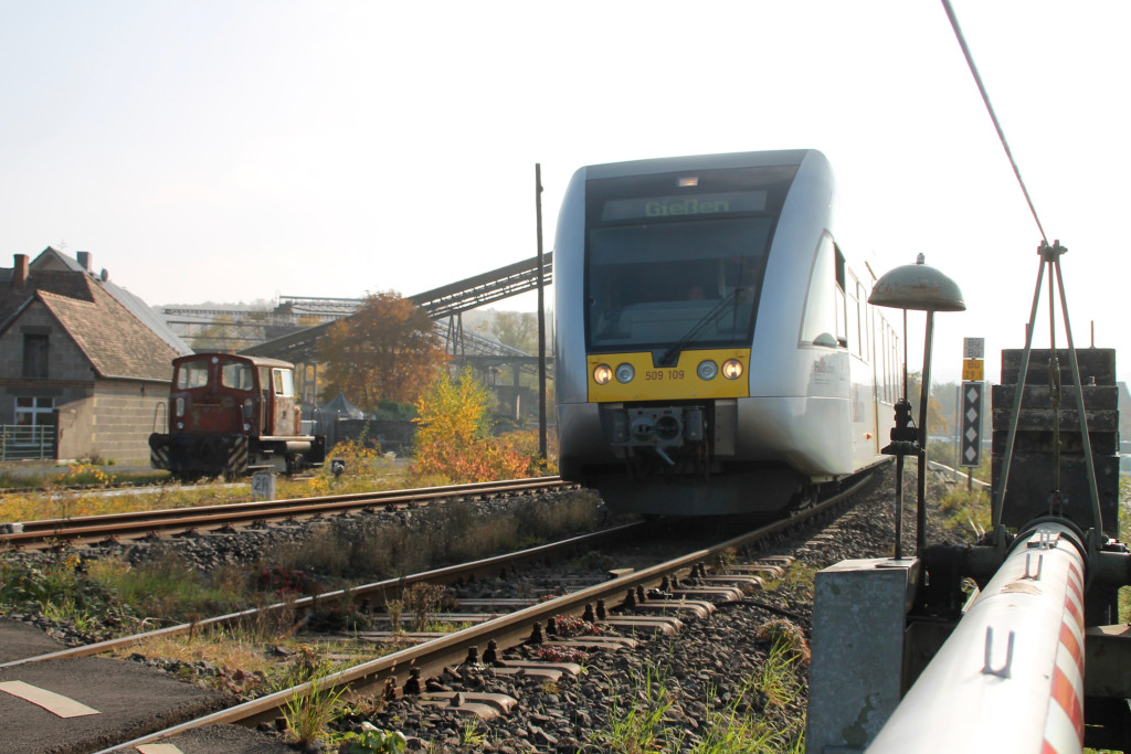 Ein GTW der HLB passiert die Basaltverladung in Ober-Widdersheim auf der Lahn-Kinzig-Bahn, aufgenommen am 31.10.2015.