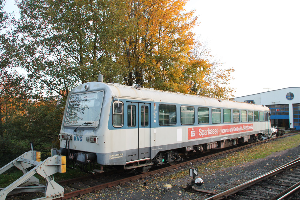 Im Bahnhof Schöllkrippen der Kahlgrundbahn steht 626 981 der KVB und wartet auf neue Aufgaben, aufgenommen am 31.10.2015.