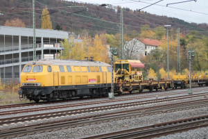 Im Bahnhof Marburg steht am 07.11.2015 218 305 mit einem Bauzug und wartet auf ihren nächsten Einsatz.