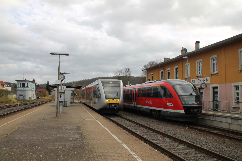 Im Bahnhof Glauburg-Stockheim trafen sich am 15.11.2015 ein GTW der HLB und 642 066 von DB Regio.