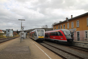 Im Bahnhof Glauburg-Stockheim trafen sich am 15.11.2015 ein GTW der HLB und 642 066 von DB Regio.