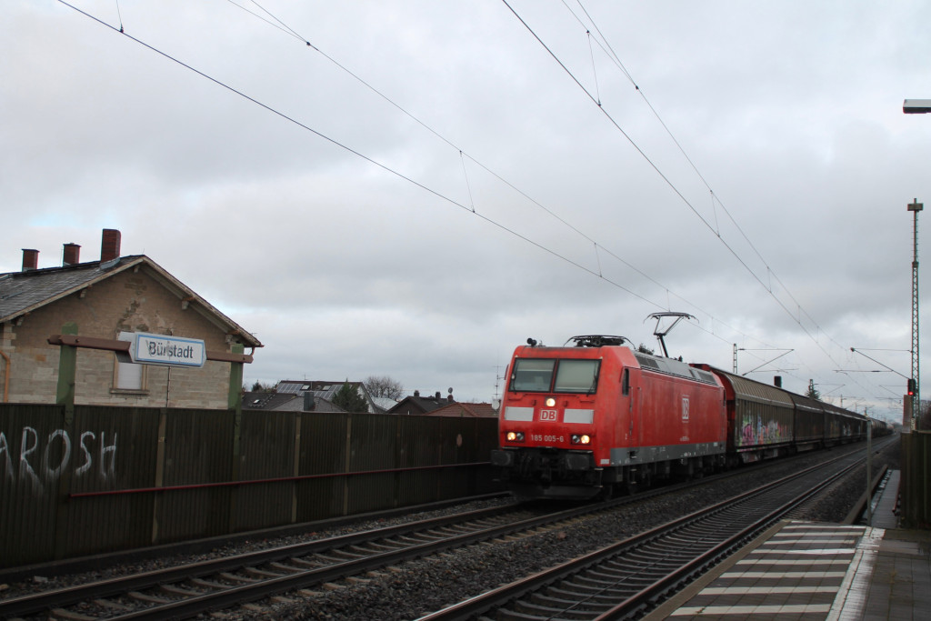 186 005 rauscht mit ihrem Güterzug durch den Haltepunkt Bürstadt auf der Riedbahn, aufgenommen am 21.11.2015.