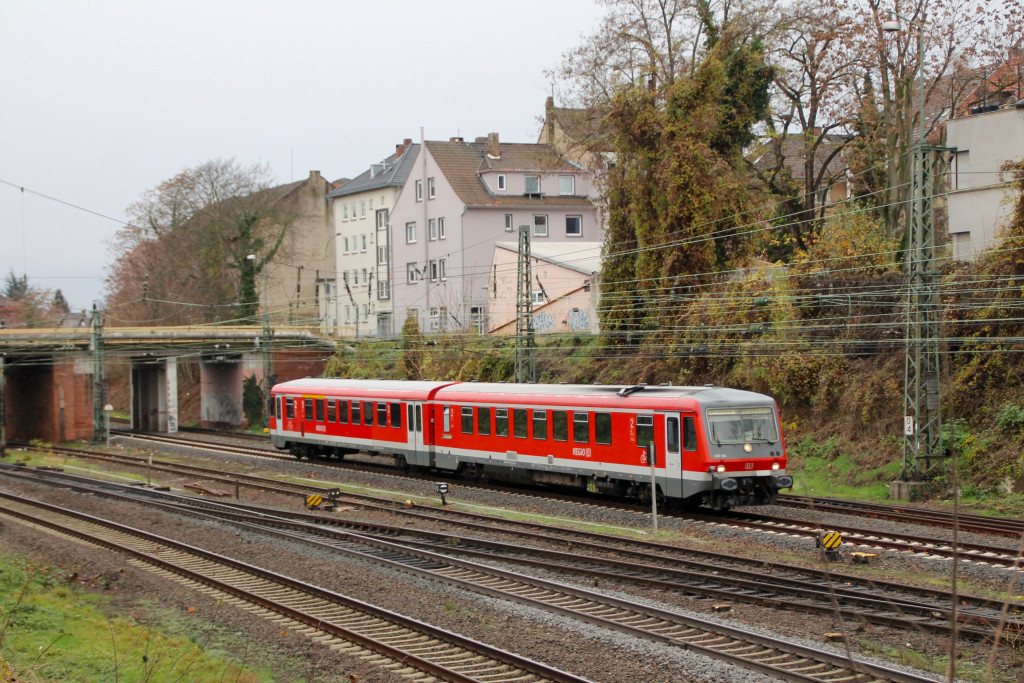 Aus Richtung Monsheim fuhr am 21.11.2015 628 561 in den Bahnhof Worms ein.