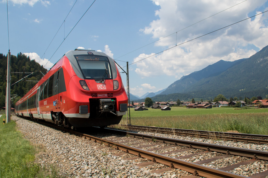 2442 230 an den Hütten bei Garmisch-Partenkirchen-Hausberg auf der Außenfernbahn, aufgenommen am 19.07.2018.