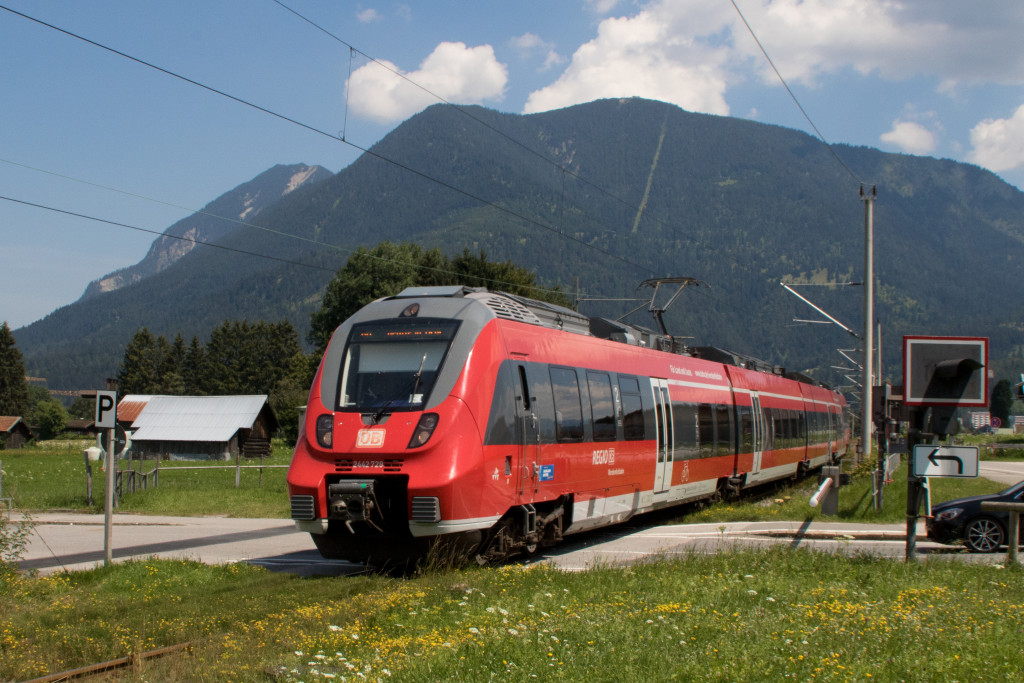 2442 230 überquert einen Bahnübergang bei Garmisch-Partenkirchen-Hausberg auf der Außenfernbahn, aufgenommen am 19.07.2018.