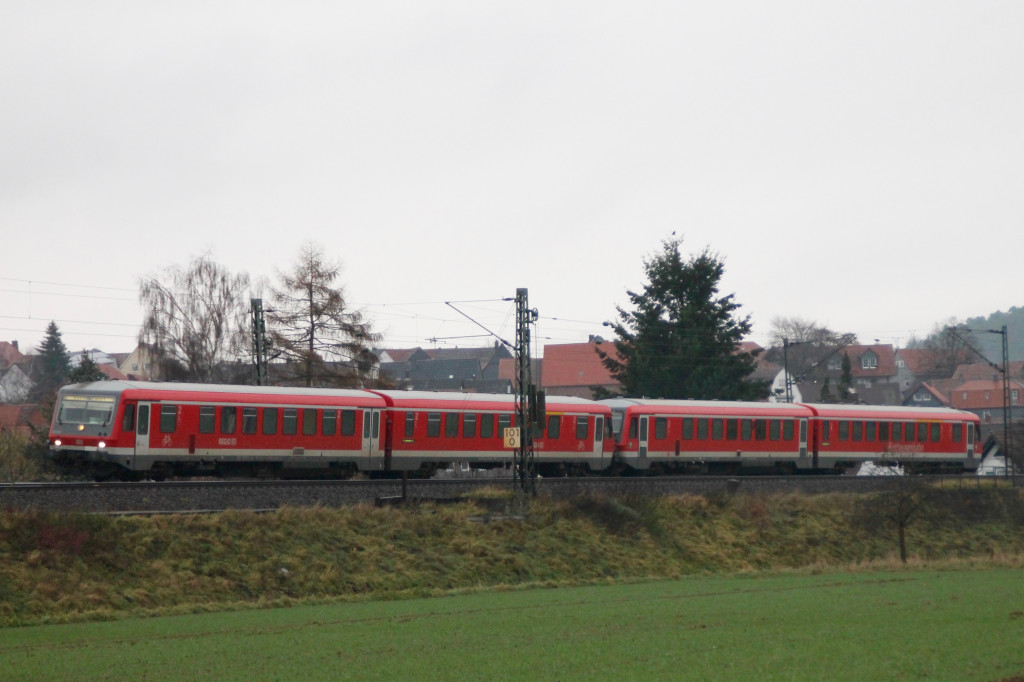 Zwei Triebwagen der Baureihe 628 machen sich auf den Weg von Cölbe nach Marburg, aufgenommen am 28.11.2015.