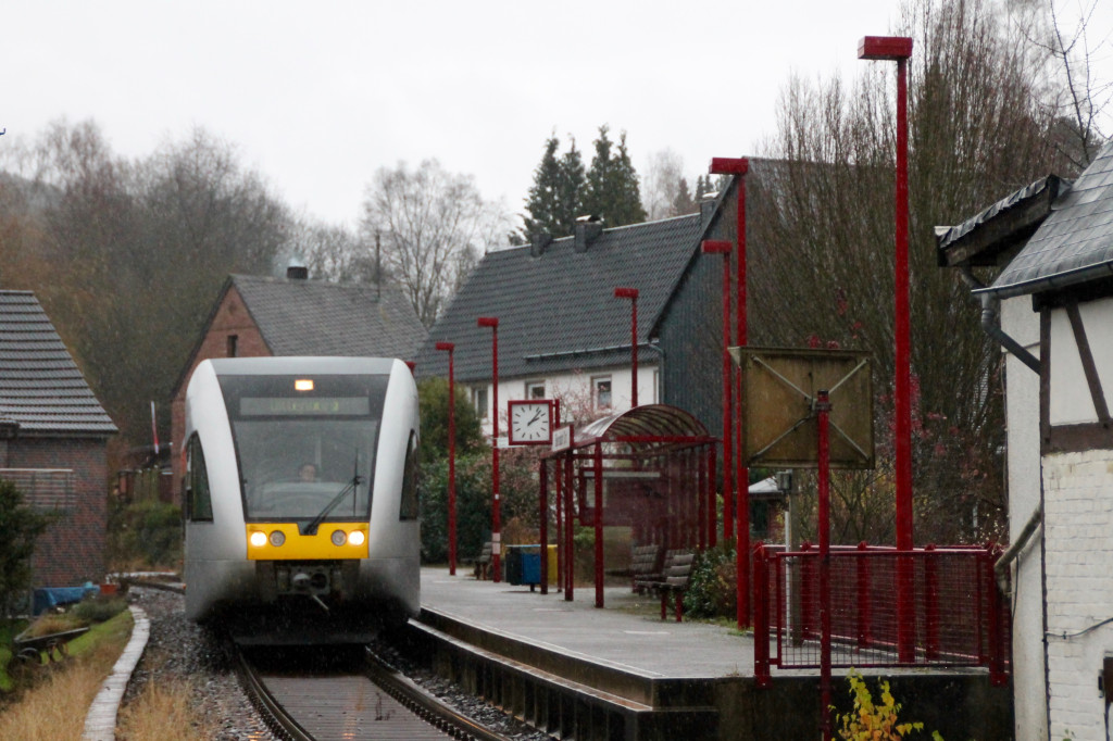 Ein GTW hält am Haltepunkt Biersdorf auf der Daadetalbahn, aufgenommen am 29.11.2015.