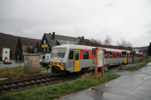 628 051 überquert einen Bahnübergang in Burbach auf der Hellertalbahn, aufgenommen am 29.11.2015.