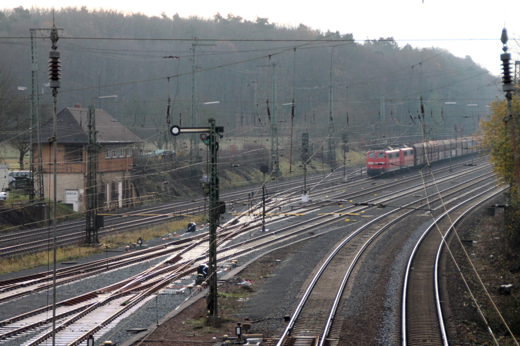 Im Bahnhof Gießen-Bergwald steht ein Güterzug mit zwei Lokomotiven der Baureihe 151, aufgenommen am 05.12.2015.