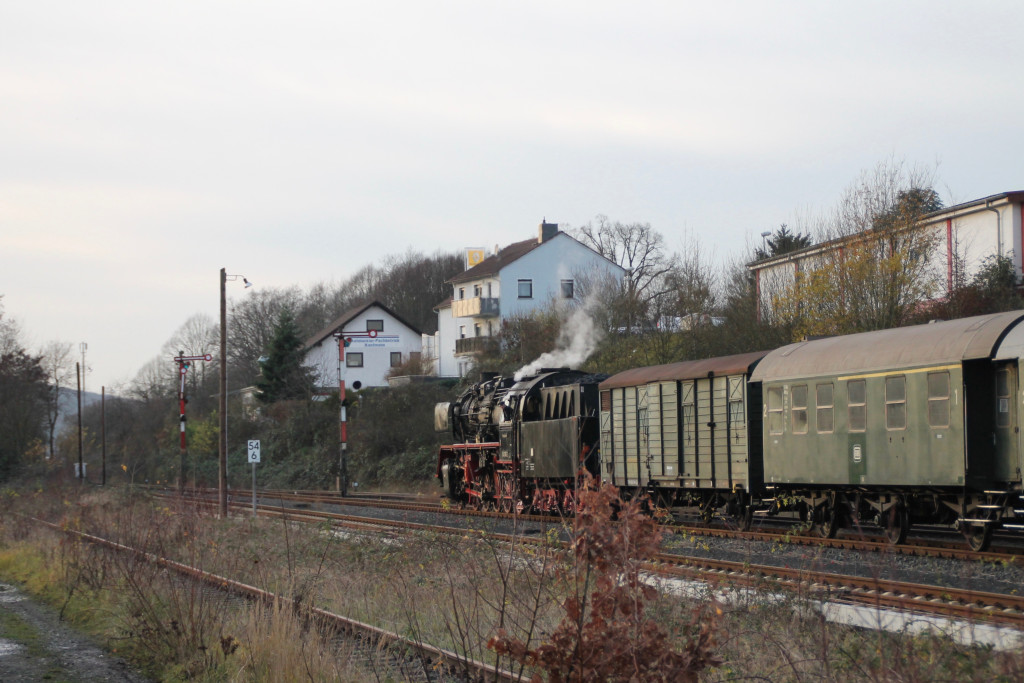 Im Bahnhof Büdingen steht 50 3552 am Ausfahrsignal, aufgenommen am 05.12.2015.