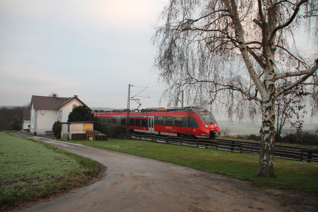 Ein TALENT 2 an einem Bahnwärterhaus in der nähe von Butzbach, aufgenommen am 06.12.2015.