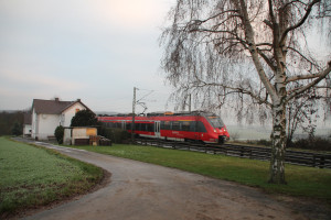 Ein TALENT 2 an einem Bahnwärterhaus in der nähe von Butzbach, aufgenommen am 06.12.2015.