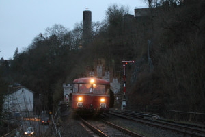 996 677 und 798 829 verlassen den Weilburg Tunnel in Richtung Limburg, aufgenommen am 12.12.2015.