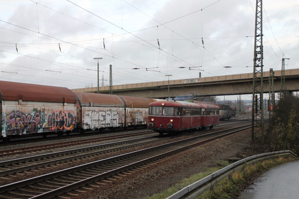 798 829 und 996 677 durchfahren den Bahnhof Gießen-Bergwald, aufgenommen am 12.12.2015.