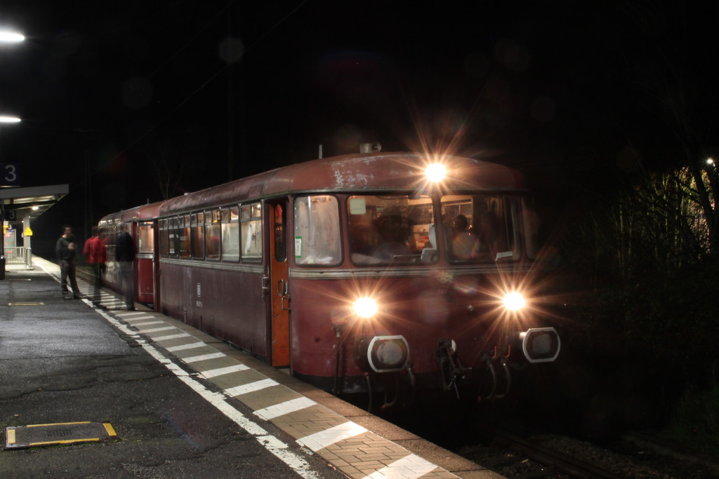 996 677 und 798 829 während eines nächtlichen Zwischenstopp in Nieder-Wöllstadt, aufgenommen am 12.12.2015.
