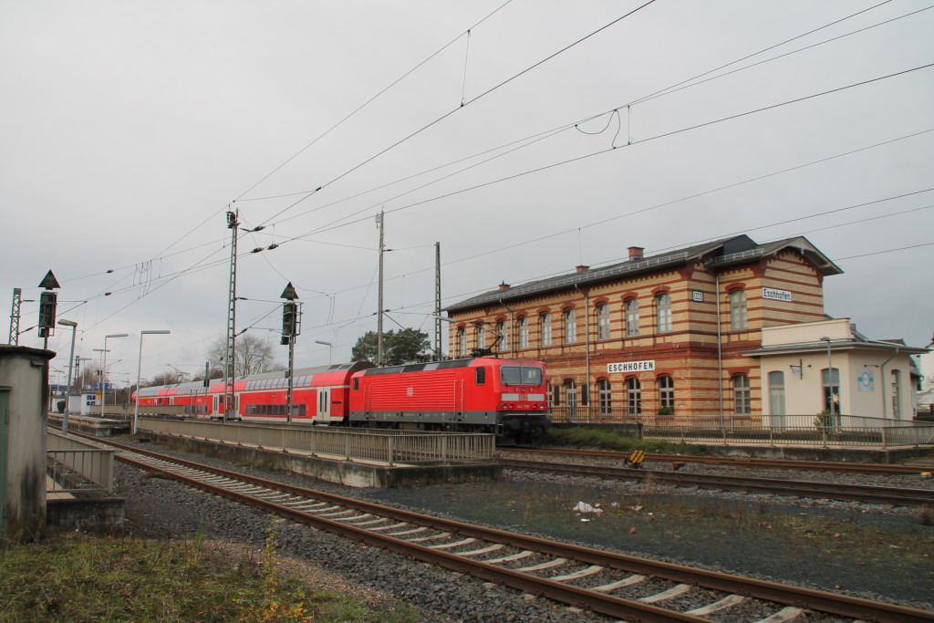 143 270 mit ihrem Zug aus Doppelstockwagen steht im Bahnhof Eschhofen, aufgenommen am 13.12.2015.
