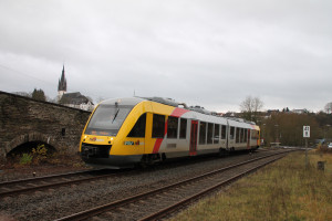 Ein LINT der HLB fährt in Villmar ein, aufgenommen am 13.12.2015.