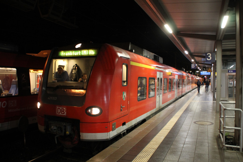 Als Ersatz für eine Zug aus Doppelstockwagen kam am 17.12.2015 425 033 mit einem 426 nach Gießen.