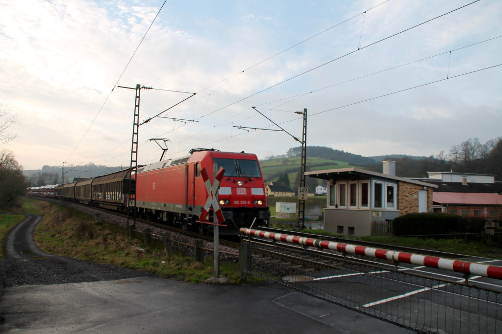 185 350 überquert den Bahnübergang des Posten 149 in Unterhaun, aufgenommen am 19.12.2015.