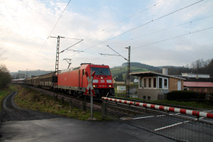 185 350 überquert den Bahnübergang des Posten 149 in Unterhaun, aufgenommen am 19.12.2015.
