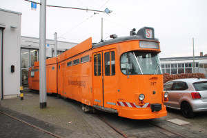 Der Schienenpflegezug der Kasseler Strassenbahn vor dem Betriebshof der KVG, aufgenommen am 16.12.2015.