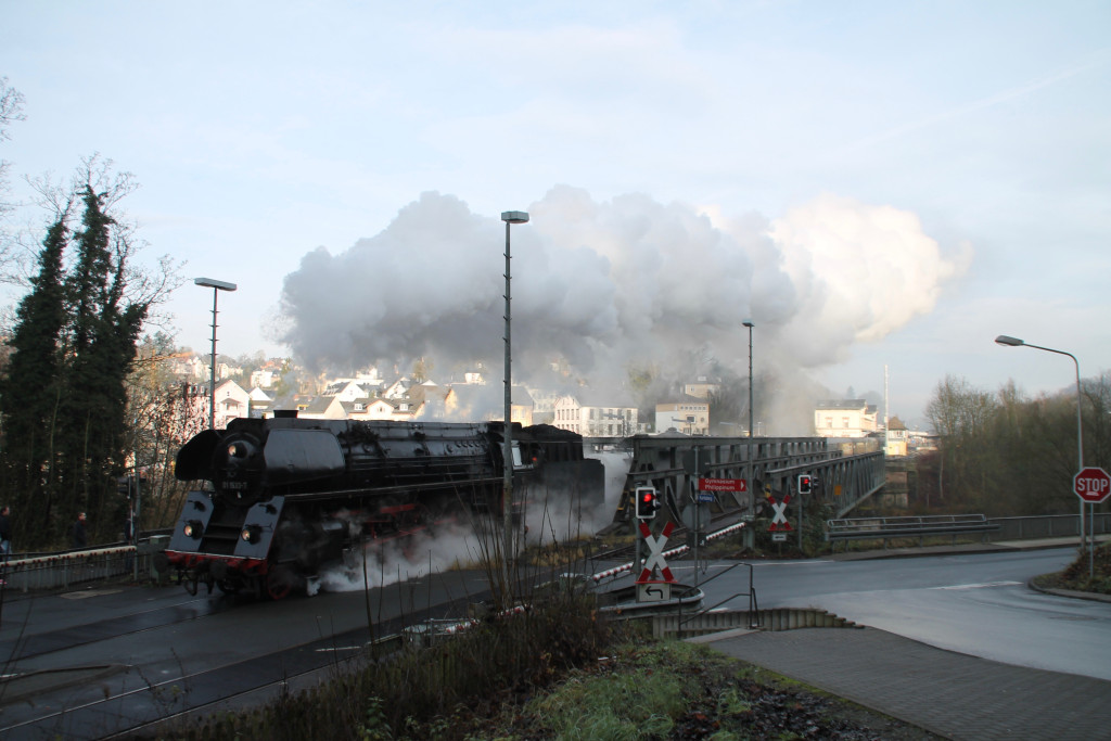 01 1533 verlässt die Lahnbrücke in Weilburg, aufgenommen am 27.12.2015.